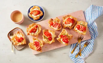 Bladerdeegschelpen met zomers fruit