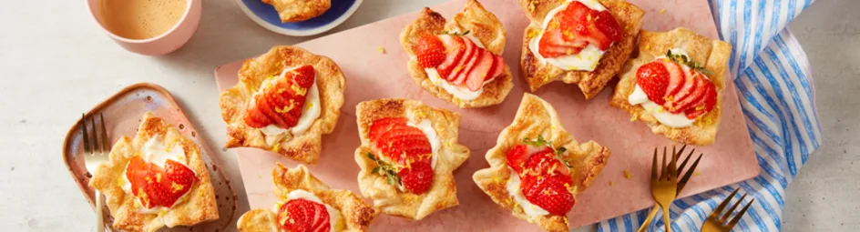 Bladerdeegschelpen met zomers fruit