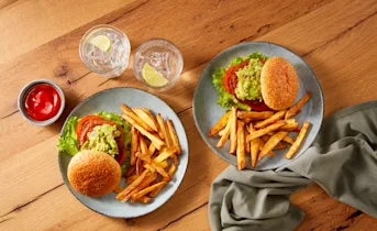 Vegan burger met krokante ovenfrietjes