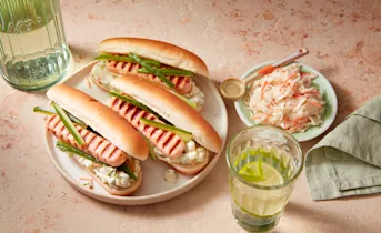 Zalmworst hotdog van de bbq
