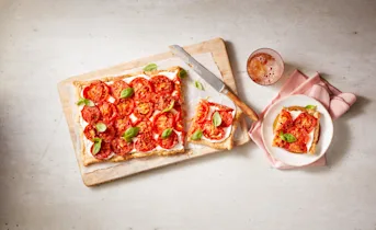 Plaattaart met geroosterde tomaten