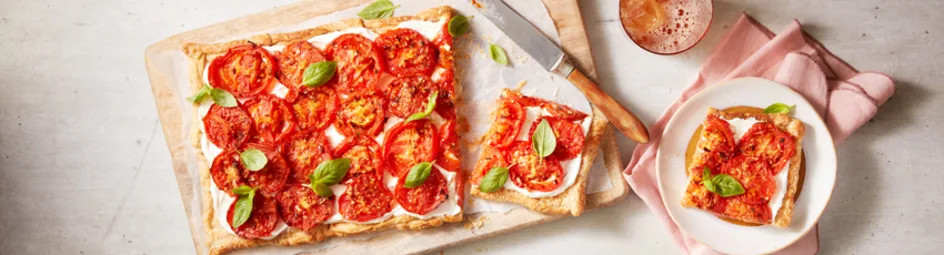 Plaattaart met geroosterde tomaten