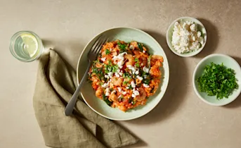 Orzo met garnalen in feta in een tomatensaus