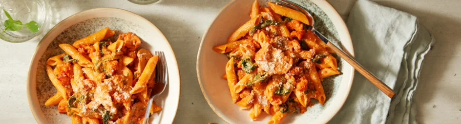 Penne met saucijs, spinazie en champignons