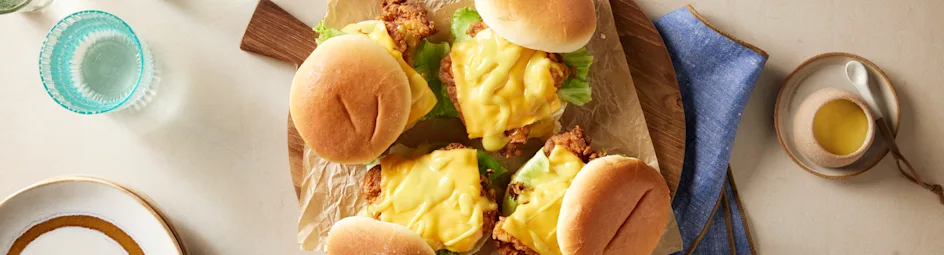 Krokante kipburger met honing mosterd saus
