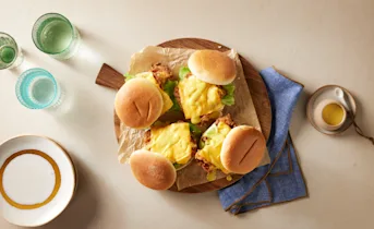 Krokante kipburger met honing mosterd saus