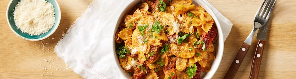Farfalle met rode pesto en champignons