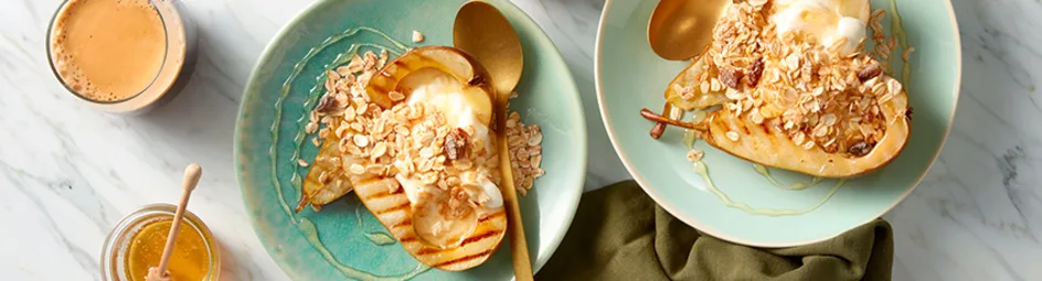 Geroosterde peer met Griekse yoghurt en muesli