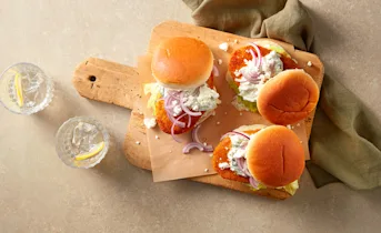 Kipburger met tzatziki en feta