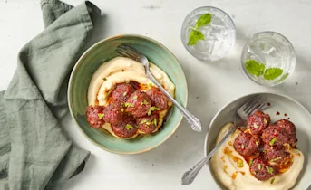 Sticky gehaktballen met bloemkoolpuree