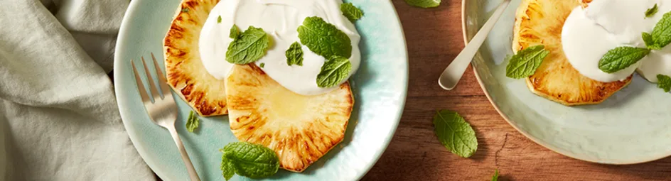 Gegrilde ananas met romige Griekse yoghurt