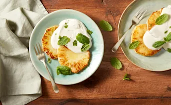 Gegrilde ananas met romige Griekse yoghurt