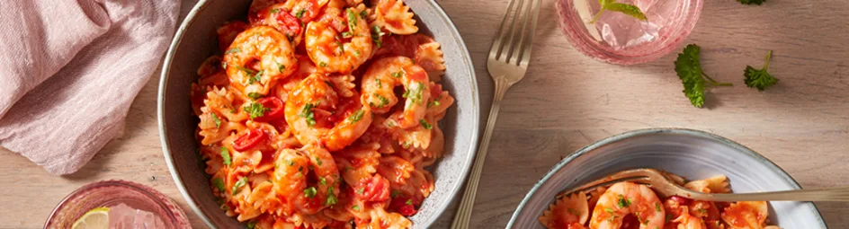 Farfalle in een pittige tomatensaus met garnalen
