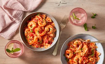 Farfalle in een pittige tomatensaus met garnalen