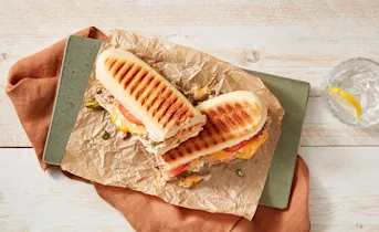 Panini tuna melt met avocado en tomaat