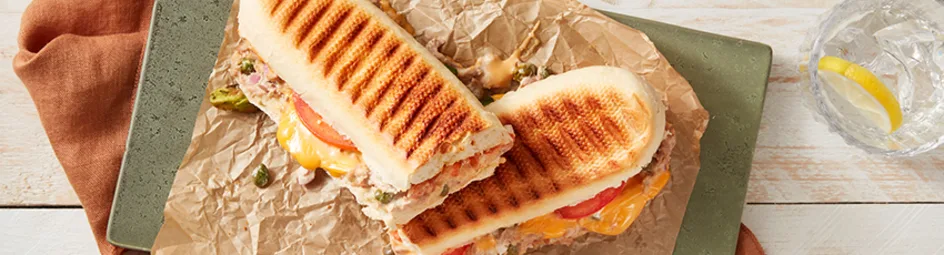 Panini tuna melt met avocado en tomaat