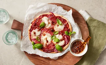 Piadina met salami, mozzarella en crispy chili olie