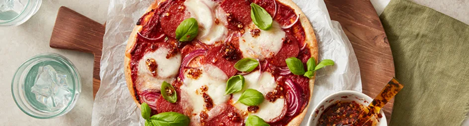 Piadina met salami, mozzarella en crispy chili olie