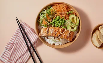 Poké bowl met krokante zalm en srirachamayonaise