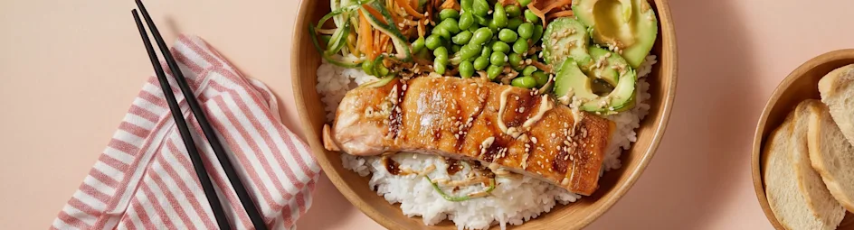 Poké bowl met krokante zalm en srirachamayonaise