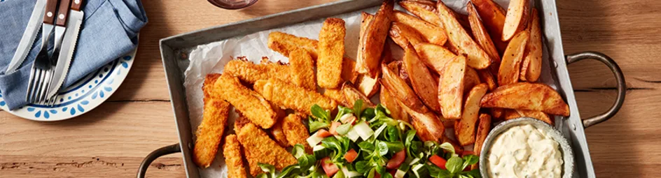 Vissticks en aardappel traybake met remouladesaus