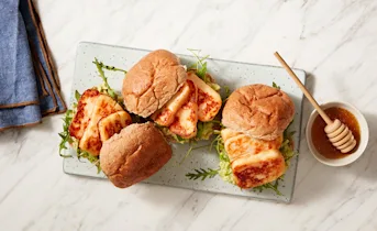 Broodje halloumi met hete honing