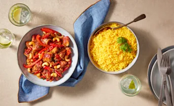 Kip cashew met gele rijst