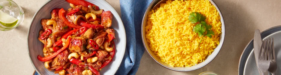 Kip cashew met gele rijst