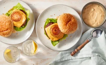 Cheeseburgers met gebakken uienringen