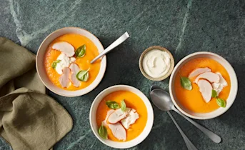 Pompoen tomatensoep met gerookte kip