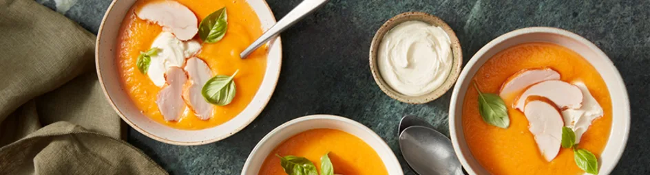 Pompoen tomatensoep met gerookte kip