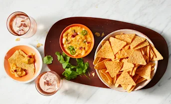 Chorizo kaasdip met tortilla chips