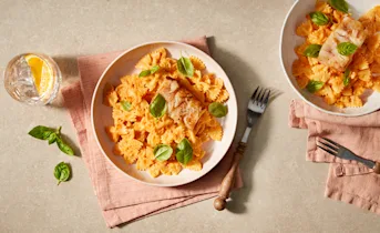 Farfalle met koolvisfilet in een paprikasaus