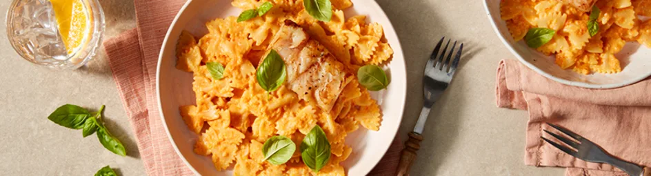 Farfalle met koolvisfilet in een paprikasaus