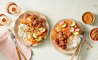 Vegan gehaktballen in pindasaus met rijst