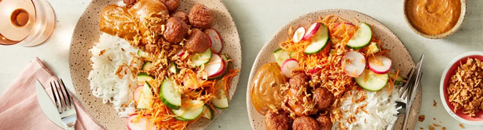 Vegan gehaktballen in pindasaus met rijst