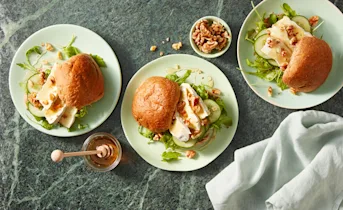 Bruin bolletje met brie en komkommer