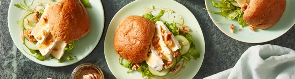 Bruin bolletje met brie en komkommer