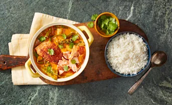 Rode curry met zalm en peultjes