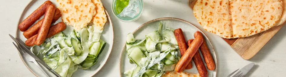 Vega worstjes op flatbread met komkommersalade