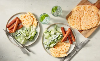 Vega worstjes op flatbread met komkommersalade