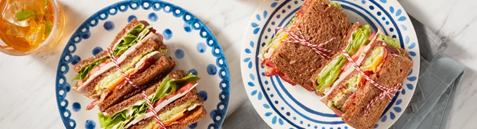 Club sandwich met kip, bacon en avocado