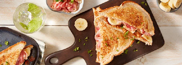 Tosti banaan, pindakaas en spek