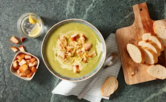 Broccolisoep met kaas en croutons