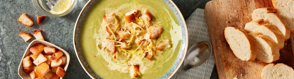 Broccolisoep met kaas en croutons