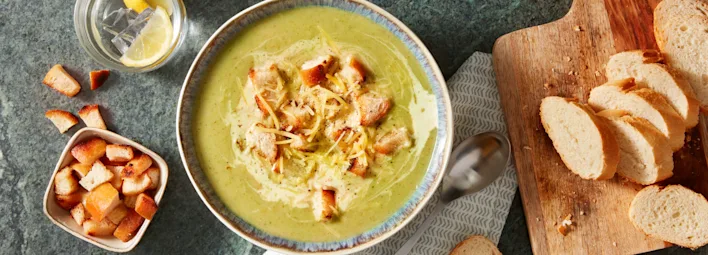 Broccolisoep met kaas en croutons