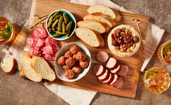 Herfstige tapasplank met camembert uit de oven