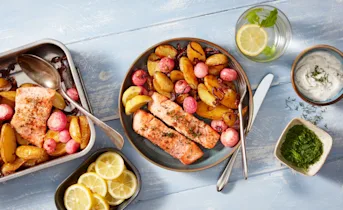 Traybake met krieltjes, radijs en zalm