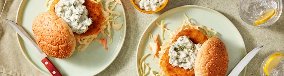 Krokante kabeljauwburger met coleslaw en ravigottesaus