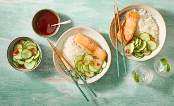 Gochujang zalm met rijst en komkommersalade